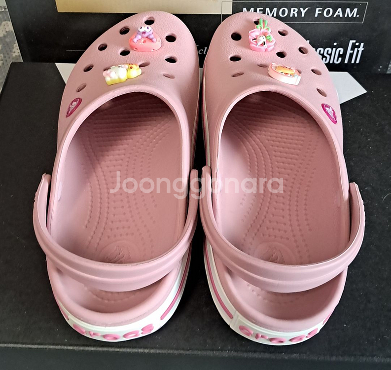 크록스정품220 지비츠포함.m4w6인데 좀작게나옴--3