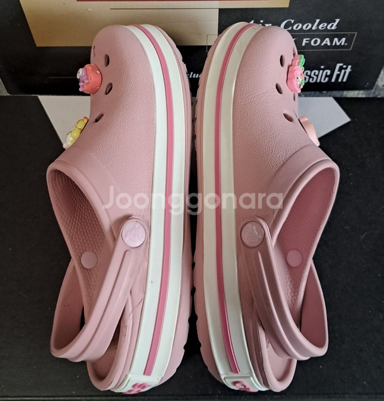 크록스정품220 지비츠포함.m4w6인데 좀작게나옴--4