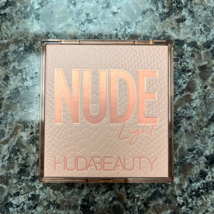 HUDA Beauty 라이트 누드옵세션