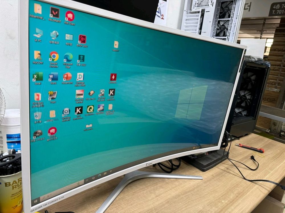 경성큐닉스 32인치 커브드 144HZ 게이밍 모니터 이미지