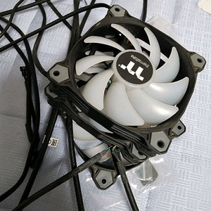 써멀테이크 TT 1225 x3 팬 쿨러