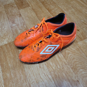 엄브로 축구화 급처