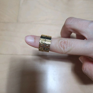 까르띠에 명품 써지컬 스틸 러브 귀걸이 새제품 골드