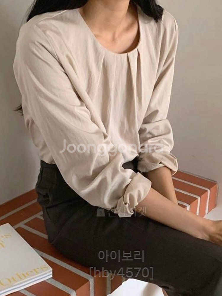 (F) 플리츠 라운드넥 실키 블라우스 베이지 한번 착용--0