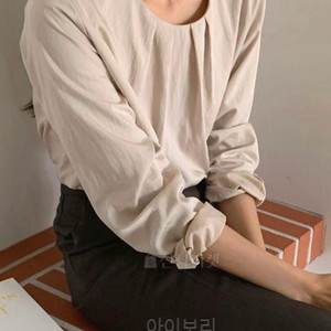 (F) 플리츠 라운드넥 실키 블라우스 베이지 한번 착용
