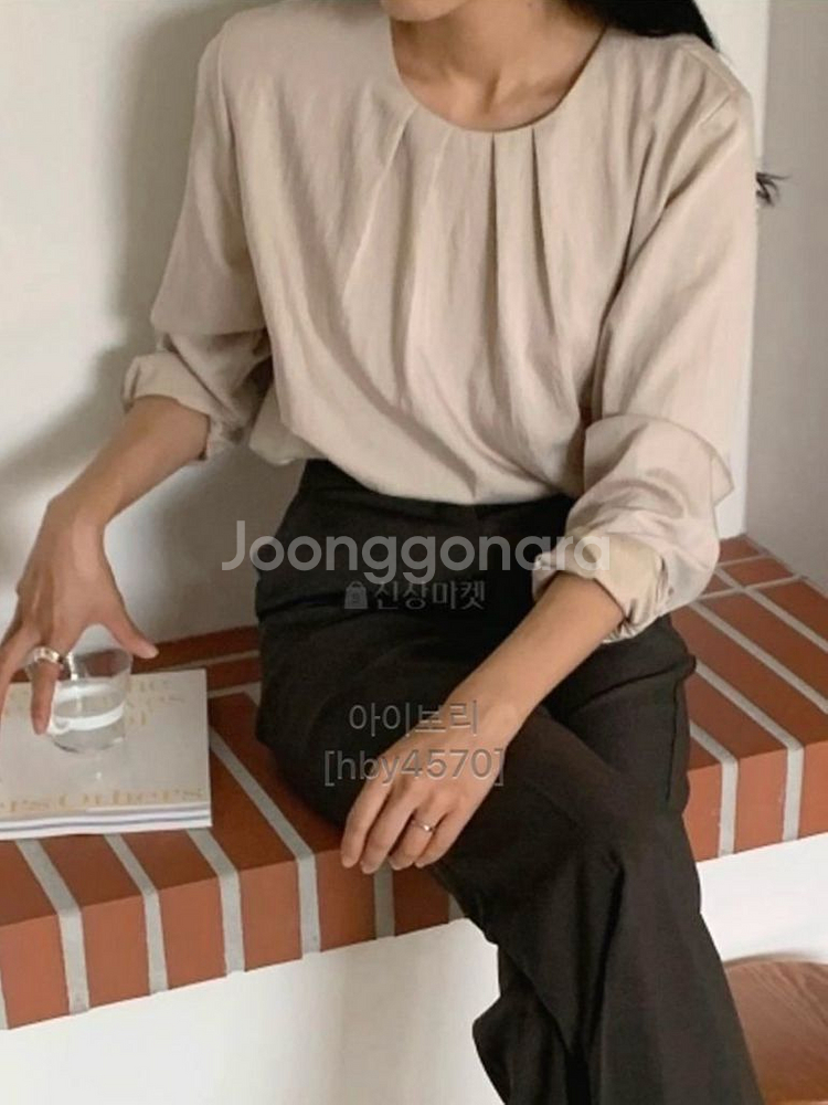 (F) 플리츠 라운드넥 실키 블라우스 베이지 한번 착용--1
