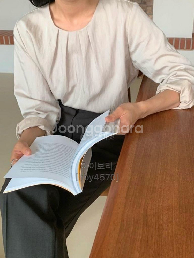 (F) 플리츠 라운드넥 실키 블라우스 베이지 한번 착용--2