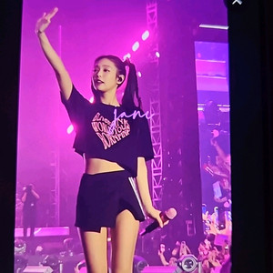 제니콘서트3자리티켓구합니다