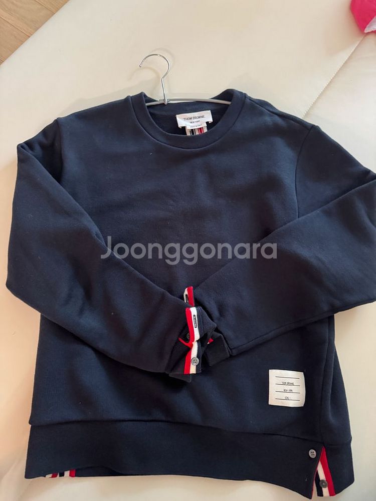 톰브라운 백로고 맨투맨 네이비--0