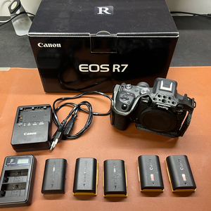 CANON EOS R7