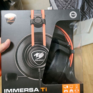 쿠거 IMMERSA Ti 게이밍 헤드셋입니다