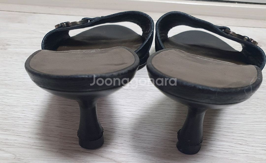 정품)페라가모 간치니 힐 샌들--3