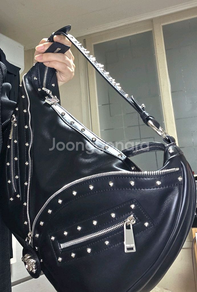 베르사체 리피트 스터드 블랙 라지 숄더백--3