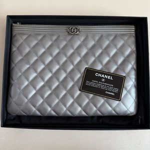 샤넬 보이 클러치 실버