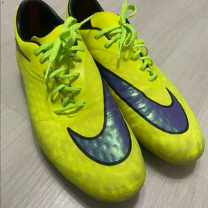 나이키 하이퍼베놈 축구화