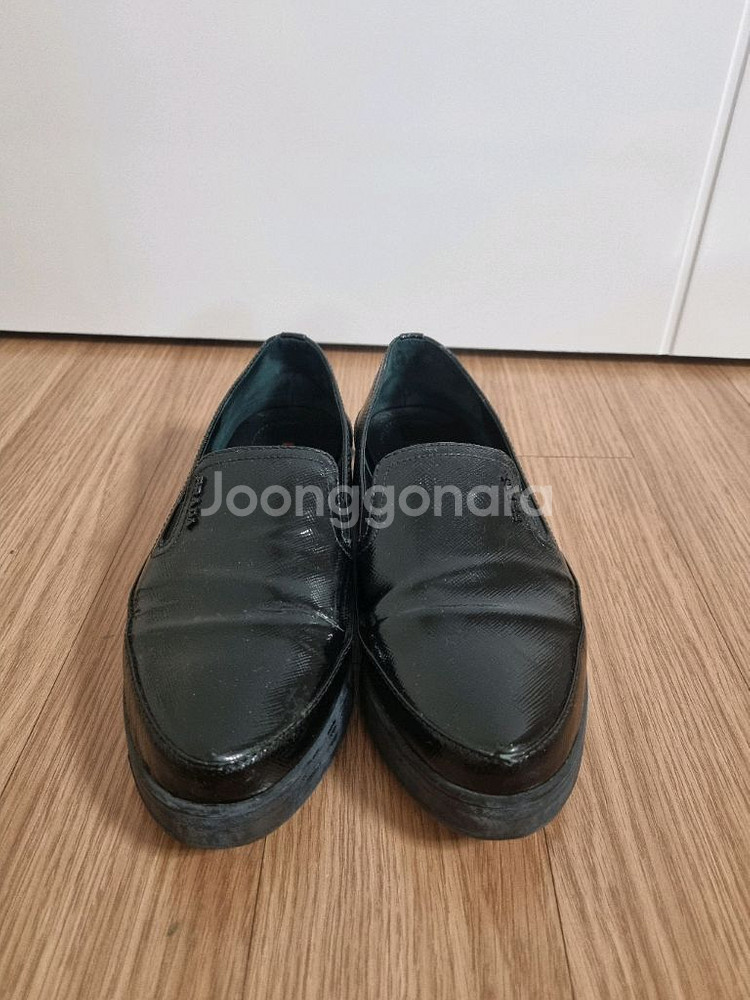 정품 프라다 블랙 에나멜 슬립온 단화 플랫슈즈 230--0