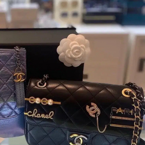 샤넬 chanel 스몰 참장식 플랩백 리미티드 (새상품