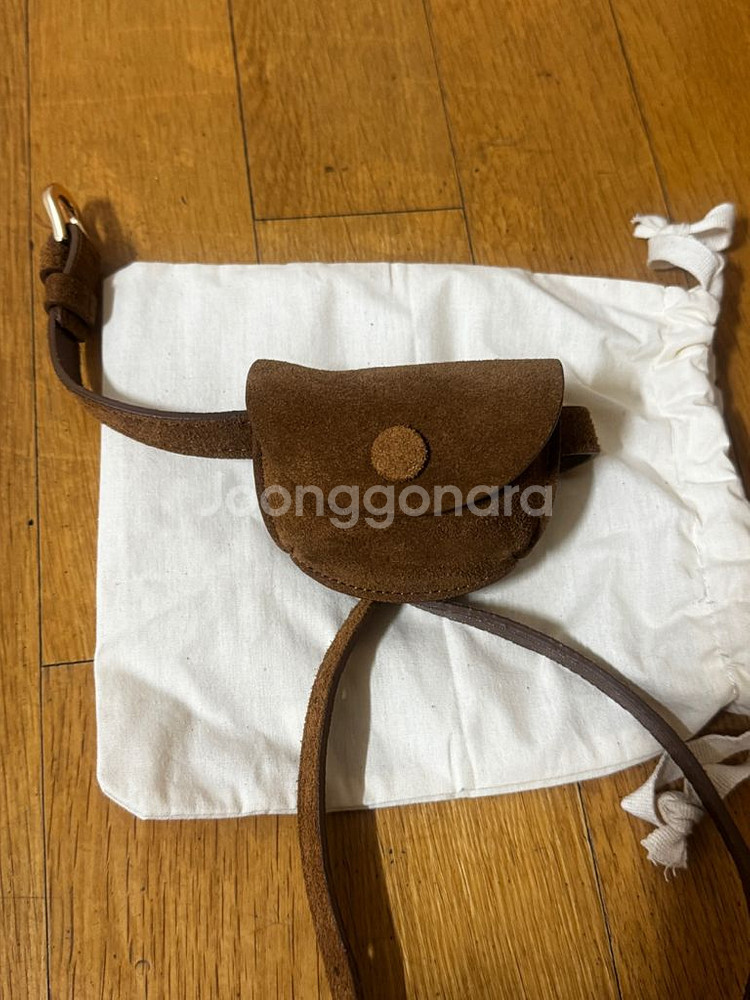 에크린 스웨이드 코인백 브라운 색상--0