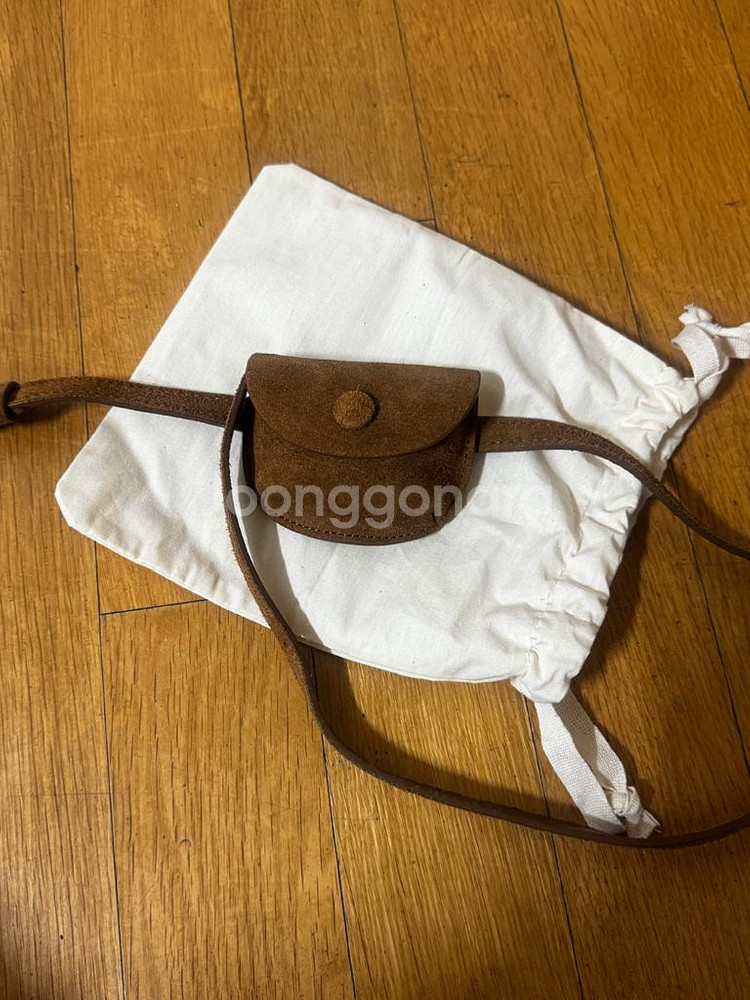 에크린 스웨이드 코인백 브라운 색상--2