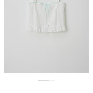 타낫 스퀘어 러플 슬리브리스