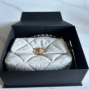 샤넬 19백 화이트 미듐