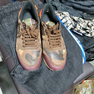 발렌티노 락스터드 카모스니커즈 41