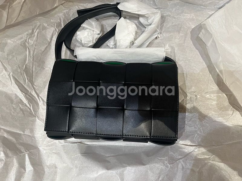 보테가 카세트백 가죽 검정 초록 구매일 23.12.18--0