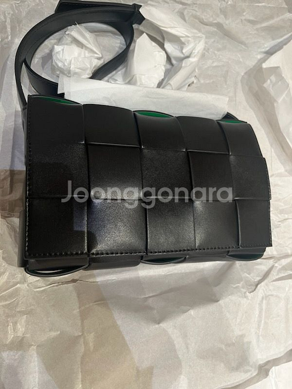 보테가 카세트백 가죽 검정 초록 구매일 23.12.18--1