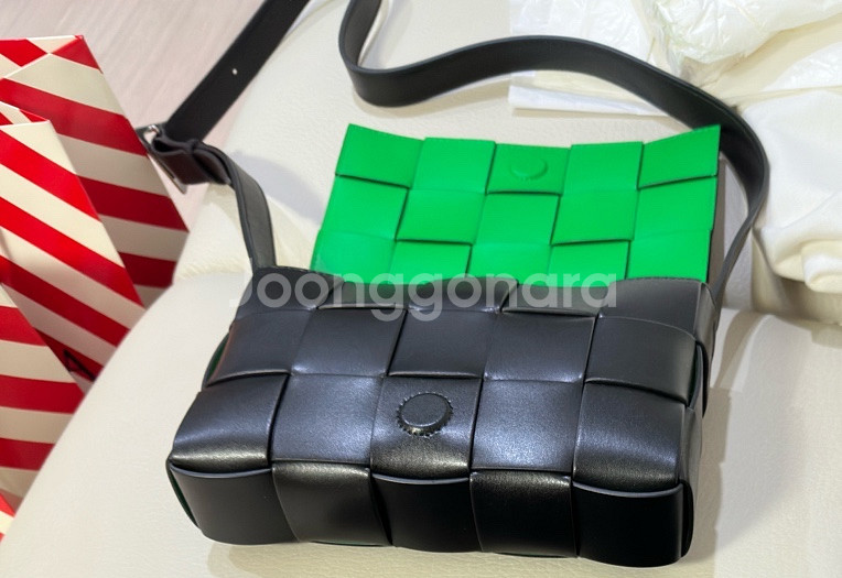 보테가 카세트백 가죽 검정 초록 구매일 23.12.18--2