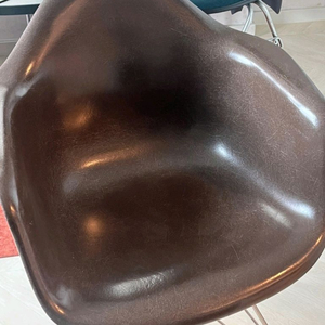 임스 체어 암체어 초콜릿 브라운 색 팔아요