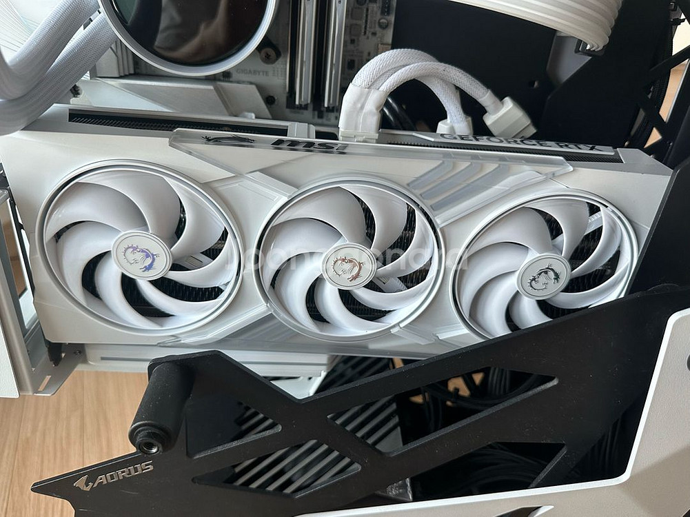 MSI RTX 5080 게이밍트리오 화이트--3