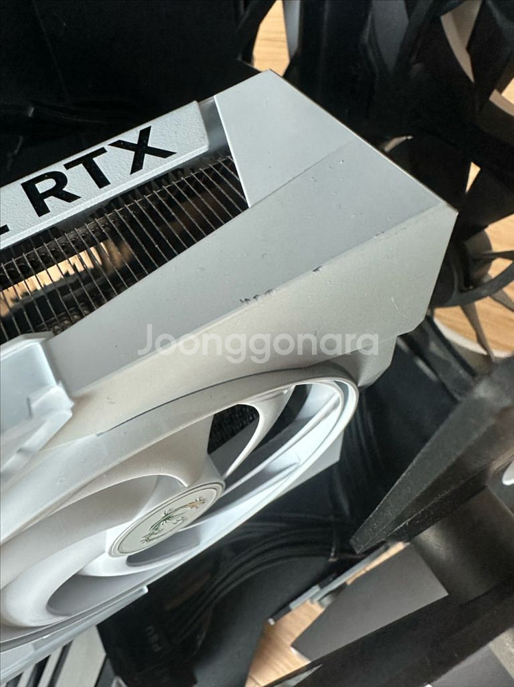 MSI RTX 5080 게이밍트리오 화이트--4