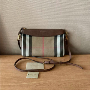 Burberry 뉴페이톤 체크 크로스백 / 상태 최상