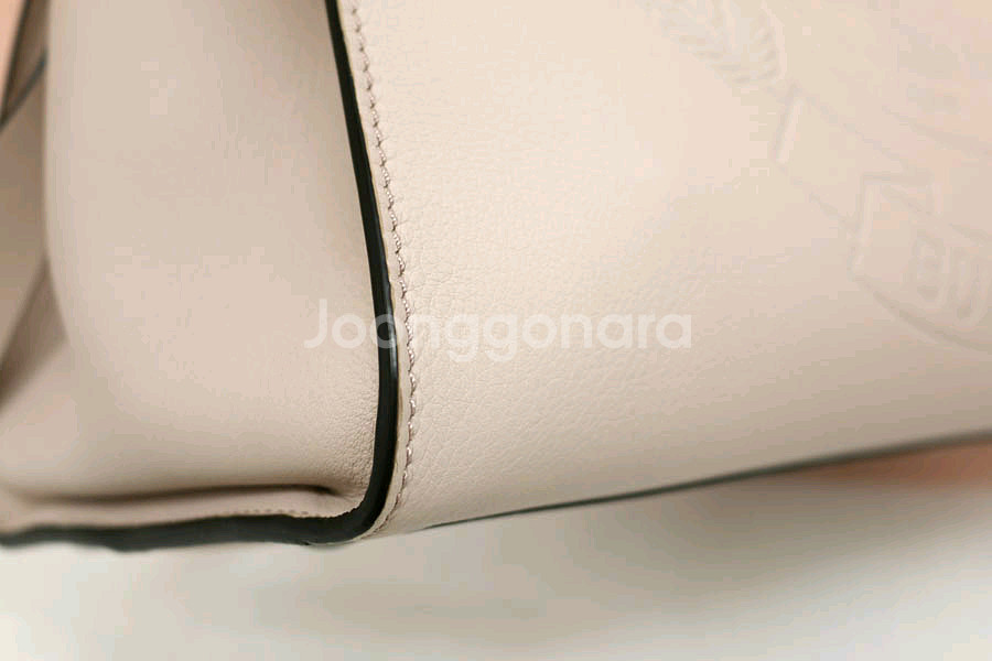 정품) 버버리 크레스트토트 여자토트백 스트랩있음--3