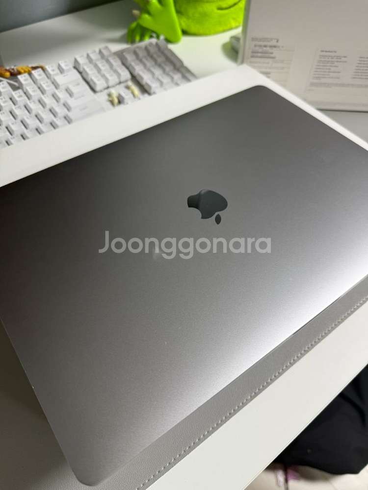 MacBook Pro 15 2018/16GB/256GB--4