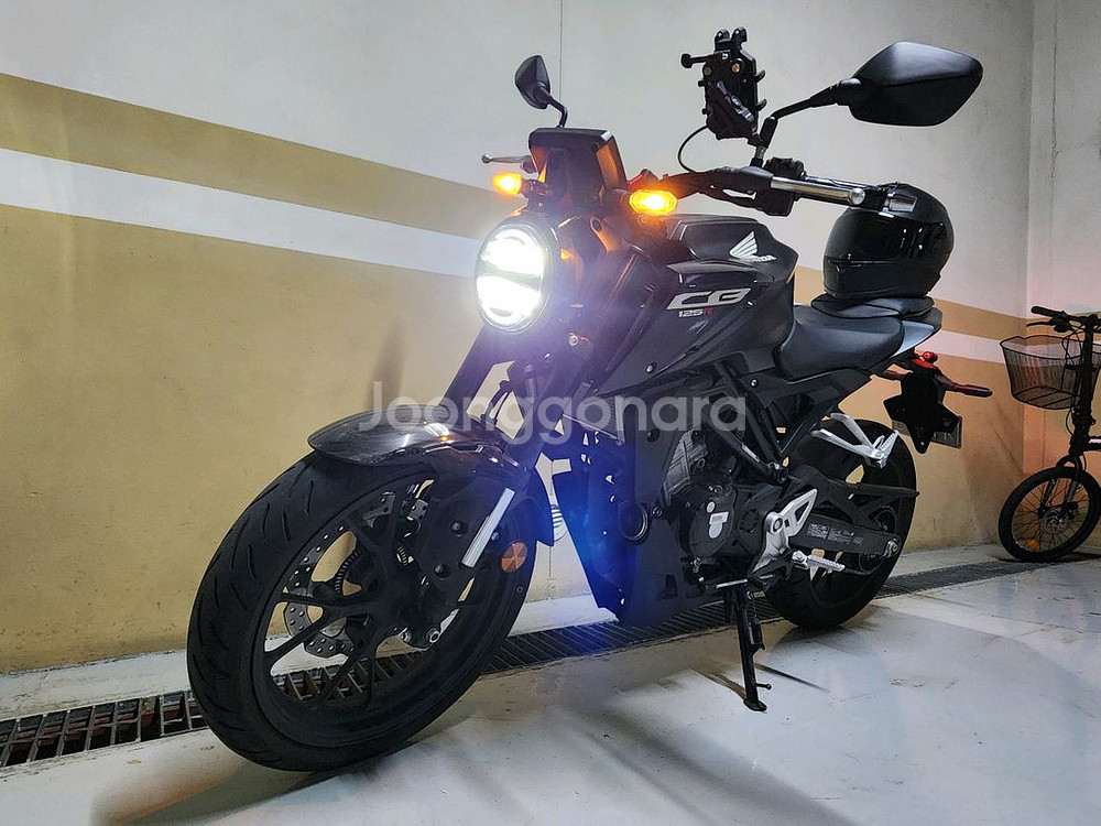 혼다 cb125r 블랙 오토바이 + 헬멧 등 판매합니다--0