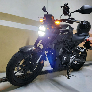 혼다 cb125r 블랙 오토바이 + 헬멧 등 판매합니다