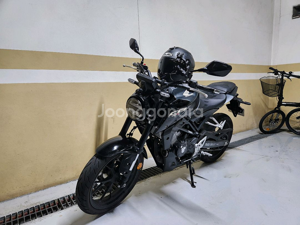 혼다 cb125r 블랙 오토바이 + 헬멧 등 판매합니다--5