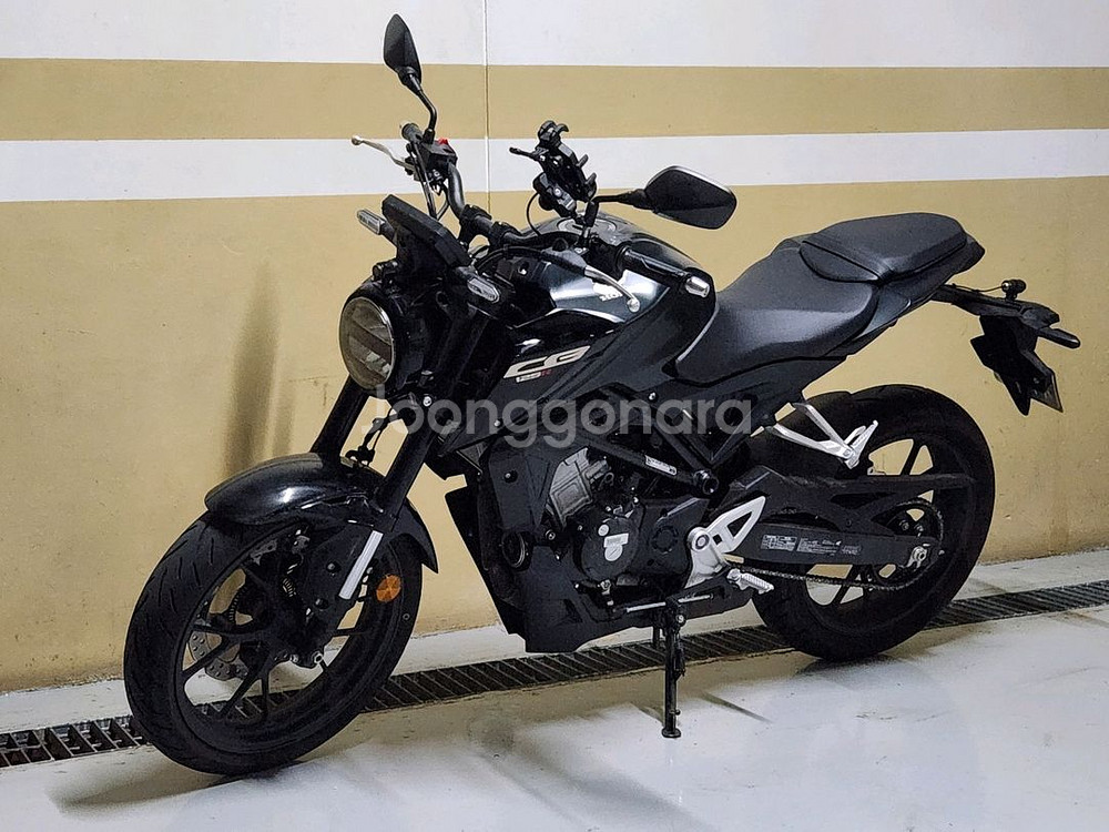 혼다 cb125r 블랙 오토바이 + 헬멧 등 판매합니다--3