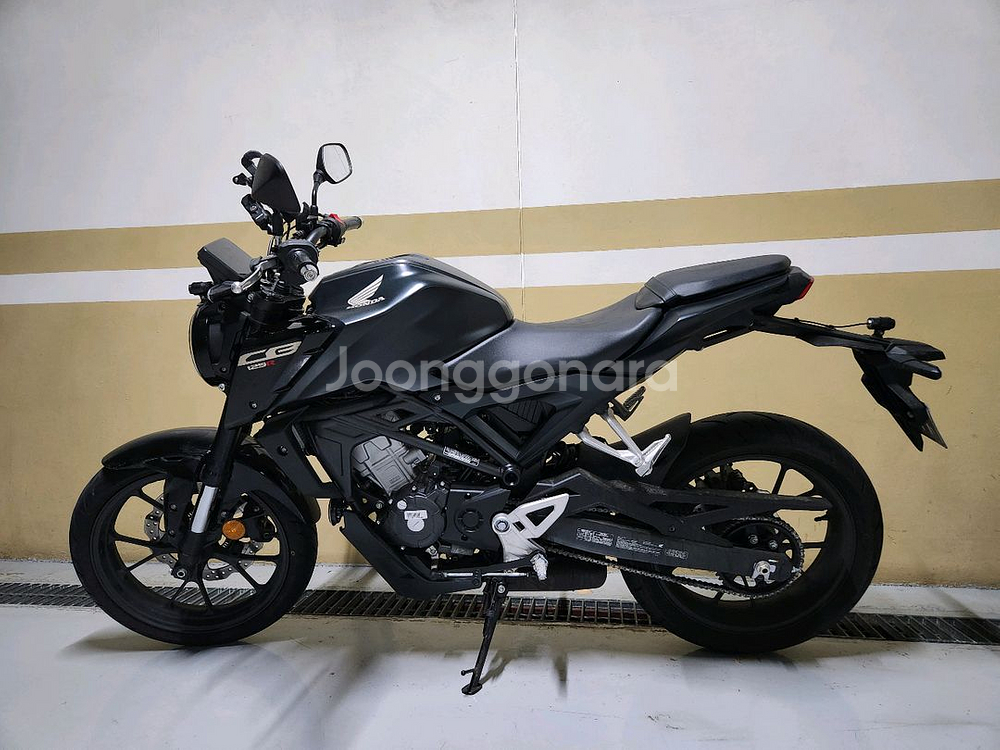 혼다 cb125r 블랙 오토바이 + 헬멧 등 판매합니다--7