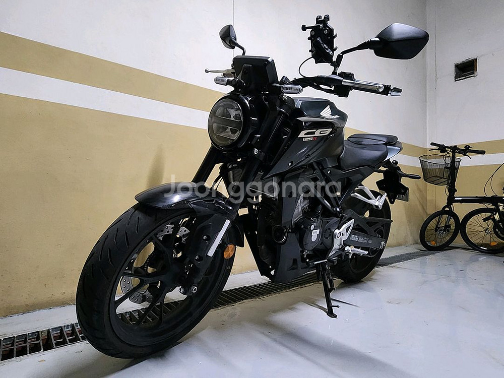 혼다 cb125r 블랙 오토바이 + 헬멧 등 판매합니다--9
