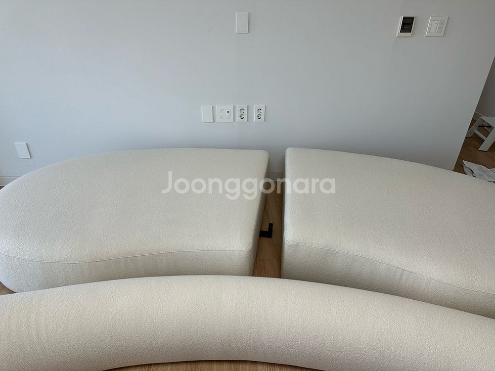 잭슨카멜레온 잉크 소파 4인, 쿠션 2개, 테이블 2개--3
