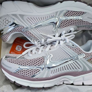 (새제품) nike 줌보메로 5 여성 260size 판