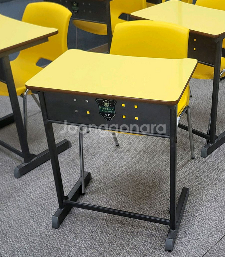 학원책걸상 몇가지 팔아요.--0