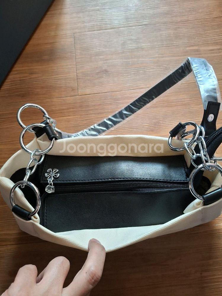 루이뷔통 숄더백 팝니다--5