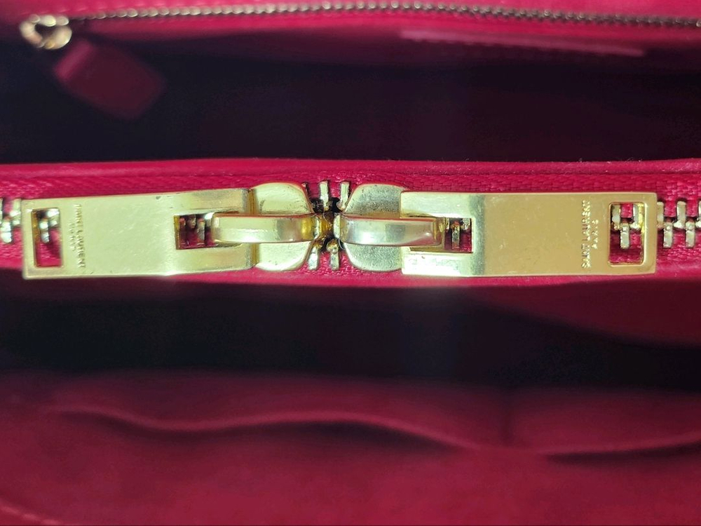 생로랑 삭드쥬르 레드 이미지