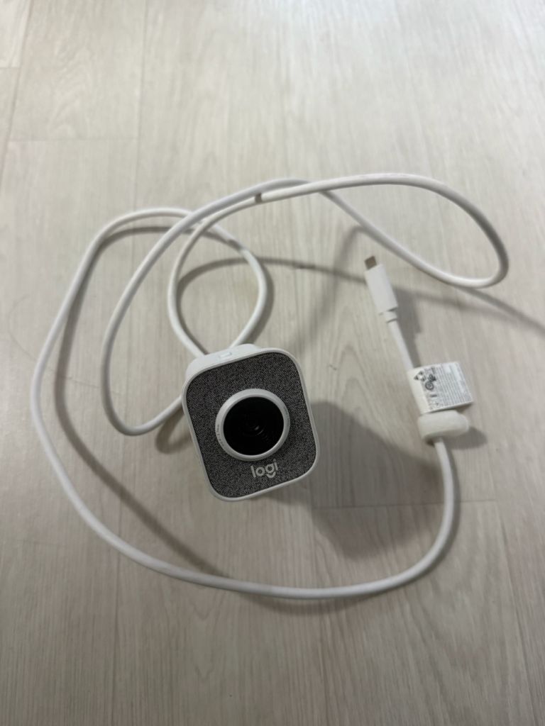 로지텍 웹캠 화이트