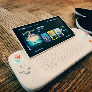 아야네오 슬라이드 UMPC 7840U 2TB 판매합니다