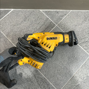 디월트 컷쏘 DWE357