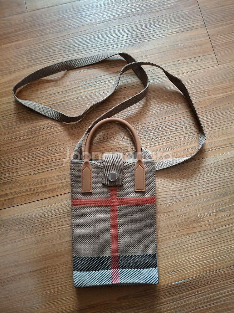 버버리 휴대폰 가방 팝니다--1